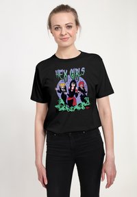 Černé tričko s grafickým designem, na kterém jsou tři kreslené postavy a text "ČAU HOLKY" v zelené barvě nahoře, obklopený zeleným vzorem lebky a mlhy.