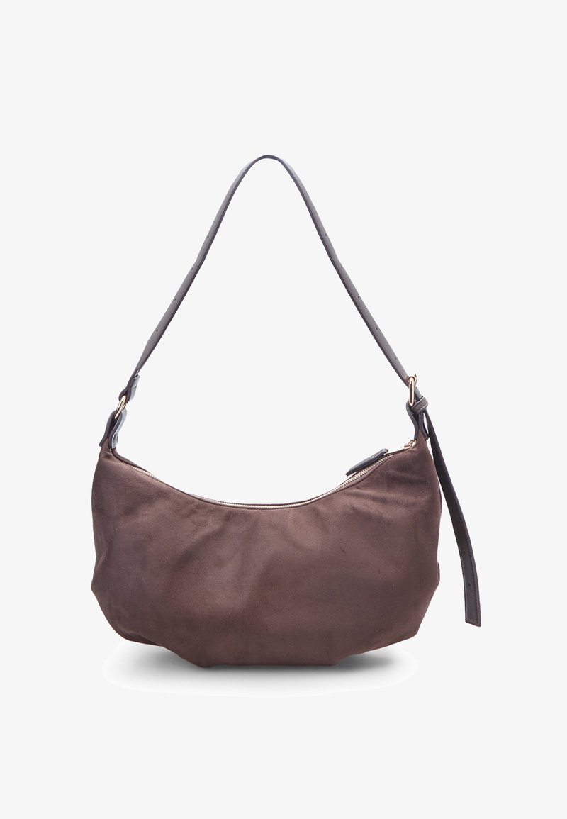 Borsa a spalla in suede marrone con forma arrotondata, una tracolla in pelle regolabile e chiusura con cerniera. Texture liscia, design minimalista.