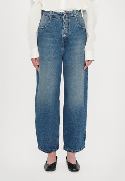 Højtaljede blå denim jeans med knaplukning, lige bendesign, fem lommer og en falmet finish ved kanten.