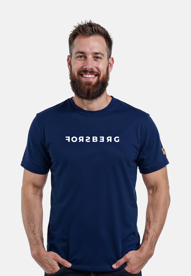 Camiseta de cuello redondo azul marino hecha de una tela suave, con la palabra "FORSBERG" en letras blancas en negrita en el pecho. Pequeño logo en la manga.