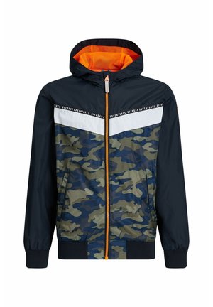 Chaqueta con capucha para niño con mangas azul marino, cuerpo de camuflaje, franja blanca en el pecho, cremallera naranja y forro de malla naranja en la capucha.