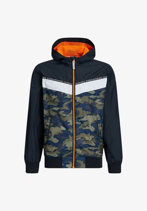 Børnejakke med hætte med marineblå ærmer, camouflagekrop, hvid bryststribe, orange lynlås og orange netfoer i hætten.