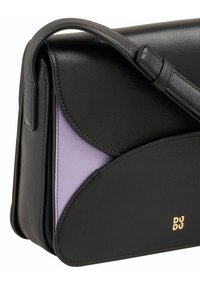Borsa a mano in pelle nera con fodera viola, design a patta curva, tracolla regolabile e dettaglio del logo in oro. Finitura testurizzata con cuciture decorative.