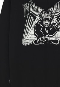 Felpa nera con un design grafico argento di un pantera in ruggito all'interno di una forma triangolare crepata, con dettagli sulle unghie e sui peli.
