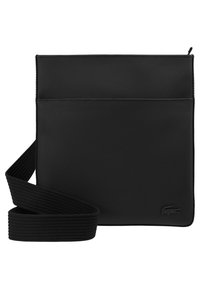 Sac bandoulière rectangulaire noir avec surface texturée, large sangle réglable et petit logo de marque embossé dans le coin inférieur.