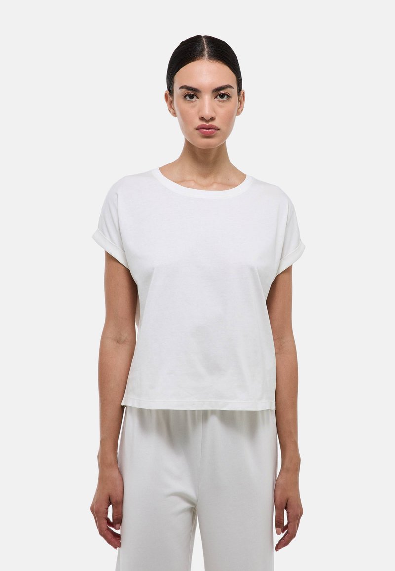 T-shirt blanc à manches courtes avec ourlets roulés, encolure ronde et coupe décontractée. Fabriqué en coton doux avec une texture lisse.