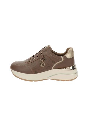 Bruine leren sneaker met een getextureerd patroon, vetersluiting, metallic accenten en een dikke witte zool. Gouden detail op de hiel.