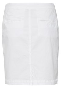 Jupe en coton blanc au design droit avec une fente arrière, deux poches au dos et des coutures discrètes. Tissu texturé avec un éclat minimal.