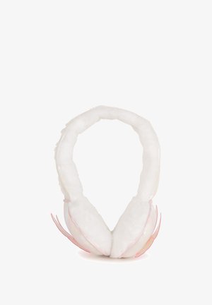 Earmuffs brancos e felpudos com decorações de asas de borboleta rosa translúcidas nos lados externos das capas das orelhas.