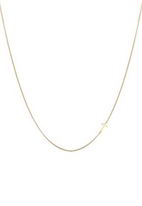 Gouden ketting met een lichte kromming en een klein, eenvoudig kruisje als hanger, met een gladde afwerking en delicate schakels.