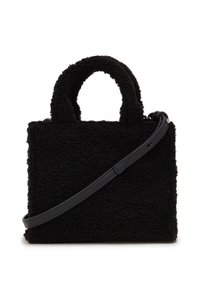 Sac à main noir en matériau pelucheux, texturé, doté de deux poignées supérieures et d'une bandoulière en cuir amovible. Forme carrée.