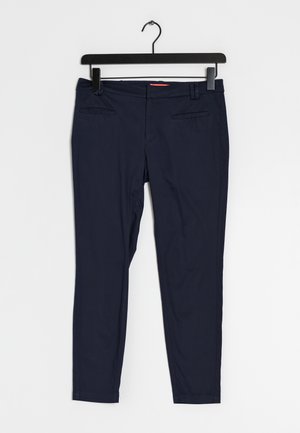 Pantalones azul marino fabricados con un tejido suave, con un diseño de pierna ajustada, dos bolsillos frontales y una cinturilla con pasadores para cinturón.