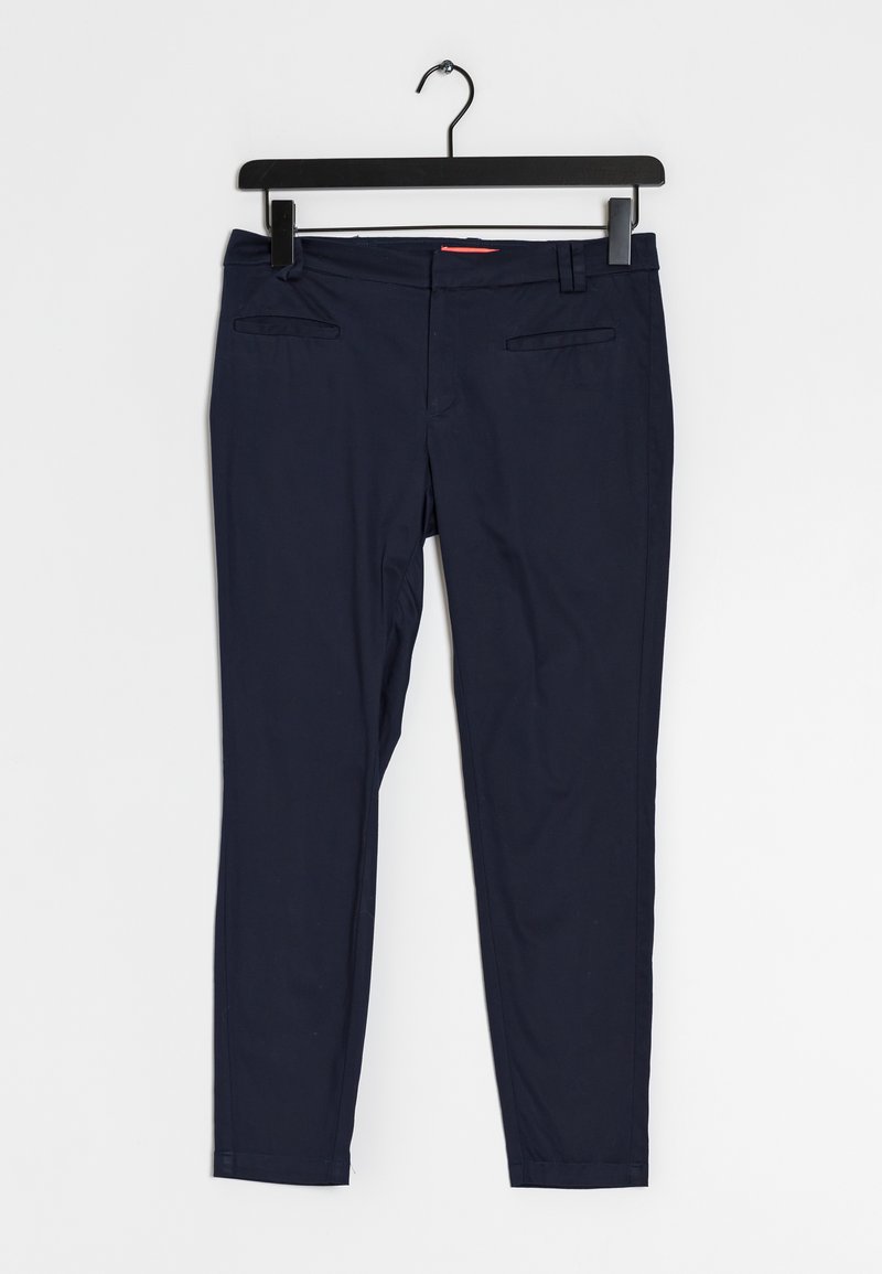 Pantaloni blu navy realizzati in un tessuto liscio, con una forma affusolata, due tasche frontali e un girovita con passanti per la cintura.