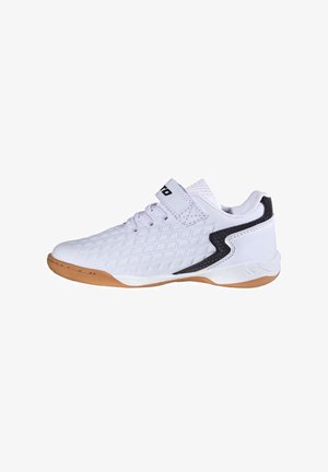 Weißer Sportschuh mit strukturierter Seite, schwarzem Akzent, Gummisohle, Schnürsenkeln und Klettverschluss auf weißem Hintergrund.