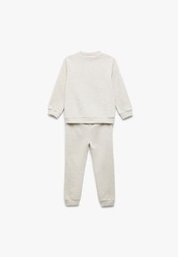 Lysegrå bomulds sweatshirtsæt med sweatpants. Lange ærmer, rund halsudskæring, ribbede manchetter og ankler. Blød tekstur uden mønstre.