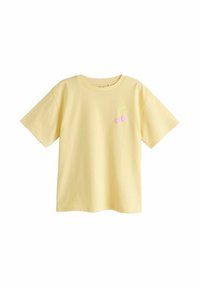 Tricou galben din bumbac, cu mâneci scurte, guler rotund și un mic model brodat cu cireșe în roz și verde pe pieptul stâng.