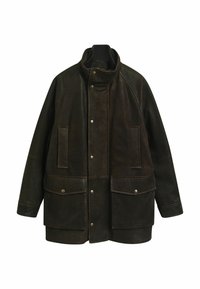 Bruine leren jas met een hoge kraag, raglanmouwen, twee voorzakken en drukknopen. Soepele textuur, oversized pasvorm.