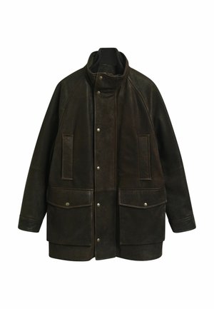 Braune Lederjacke mit hohem Kragen, Raglanärmeln, zwei aufgesetzten Taschen vorne und Druckknopfverschlüssen. Geschmeidige Textur, lockere Passform.