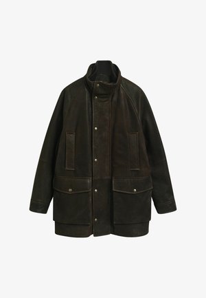 Veste en cuir marron avec un col haut, des manches raglan, deux poches plaquées à l'avant et des fermetures à boutons-pression. Texture lisse, coupe oversize.