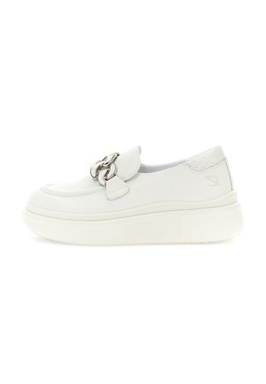 Sneakers bianchi slip-on con tomaia in pelle texturizzata, suola in gomma robusta, accessori in catena argentata e dettaglio in pelle di serpente sul tallone.