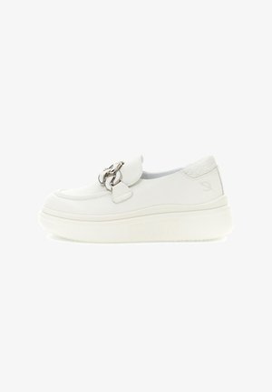 Zapatillas blancas sin cordones con parte superior de cuero texturizado, suela de goma gruesa, herrajes de cadena plateada y un acento de piel de serpiente en el talón.