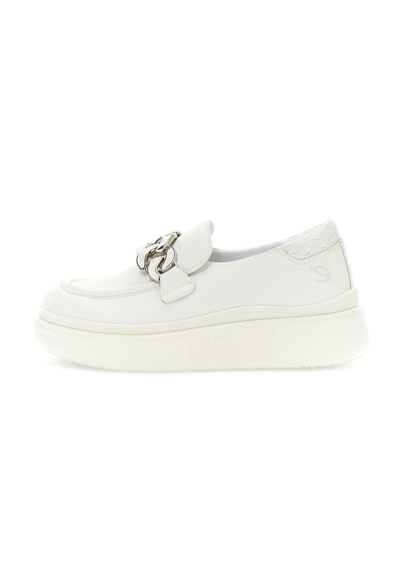 Sneakers bianchi slip-on con tomaia in pelle texturizzata, suola in gomma robusta, accessori in catena argentata e dettaglio in pelle di serpente sul tallone.