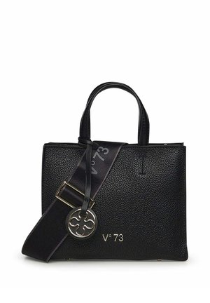 Zwart gestructureerd leren handtas met twee handvatten, brede schouderriem gemarkeerd met "V°73" en een ronde metalen bedel bevestigd aan de riem.