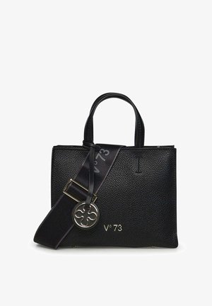 Sac à main en cuir noir texturé avec deux poignées, large bandoulière marquée "V°73" et pendentif métallique rond attaché à la bandoulière.