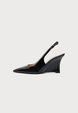 Μαύρη λουστρίνι πλατφόρμα με λουράκι slingback, μυτερή μύτη και λεπτό, ρυθμιζόμενο λουράκι αστραγάλου με πόρπη.