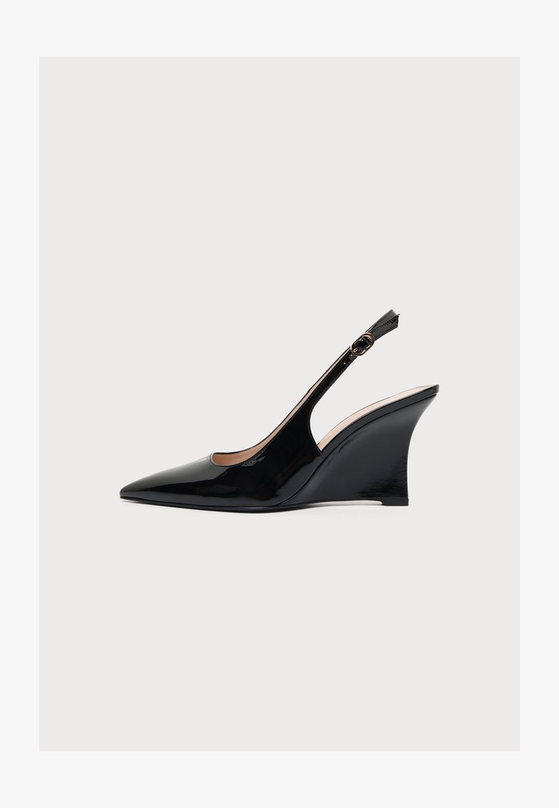 Μαύρη λουστρίνι πλατφόρμα με λουράκι slingback, μυτερή μύτη και λεπτό, ρυθμιζόμενο λουράκι αστραγάλου με πόρπη.