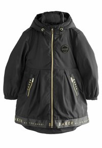 Cappotto impermeabile nero con cappuccio, dotato di zip dorate, dettagli con logo e design plissettato. Include tasche laterali e polsini elasticizzati.