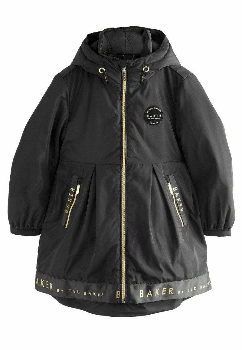 Cappotto impermeabile nero con cappuccio, dotato di zip dorate, dettagli con logo e design plissettato. Include tasche laterali e polsini elasticizzati.