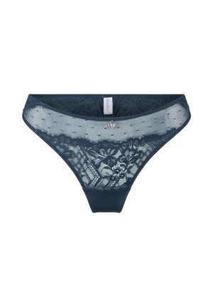 Marineblauwe kanten string met doorzichtige meshpanelen, bloemenpatronen en een kleine charme-accent op de tailleband. Gladde materiaafinish.