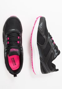 Czarne buty sportowe z różowymi akcentami. Siatkowa cholewka, amortyzowana podeszwa, kontrastująca biała część środkowa i różowe detale na podeszwie. Sznurowany design.