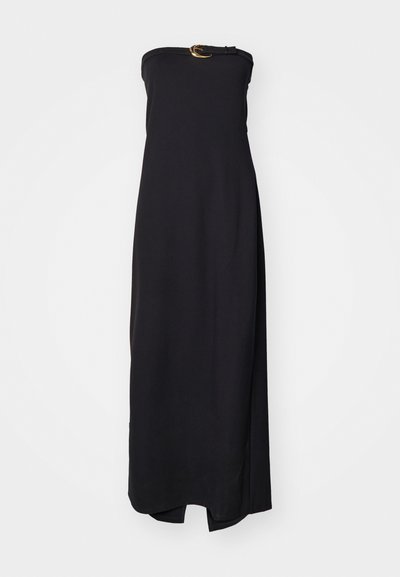 Must mustriba kleit, mis on valmistatud siledast kangast ja millel on kuldse pandlaga vöö üleval. Põranda pikkune, külgsuune lõhiku tõttu.