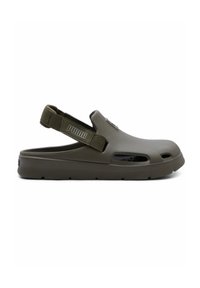 Zöld szintetikus slip-on cipő hátsó pánttal, szellőzőlyukakkal és oldalsó logóval, amely széles, lapos talpdesignt kínál.