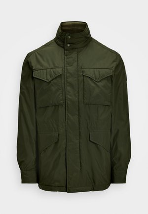 Olivgrüne, langärmlige Jacke mit hohem Kragen, ausgestattet mit zwei Brusttaschen und zwei Seitentaschen; gefertigt aus glattem, leichtem Material.