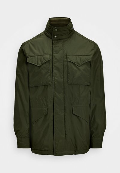 Olivgrüne, langärmlige Jacke mit hohem Kragen, ausgestattet mit zwei Brusttaschen und zwei Seitentaschen; gefertigt aus glattem, leichtem Material.