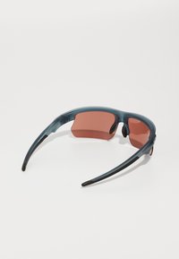 Sportsonnenbrille mit blauem Rahmen und rosefarbenen Gläsern, ausgestattet mit gebogenen Bügeln und Gummielementen für zusätzlichen Halt. Leichtes Design.