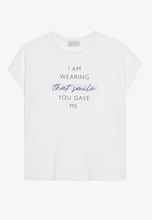 T-shirt blanc à manches courtes en coton doux, avec une typographie noire et une phrase en surbrillance bleue, créant un design graphique décontracté.