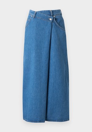 Jupe midi en denim bleu avec panneau avant superposé, passants pour ceinture, poches latérales et fermeture par bouton à la taille.