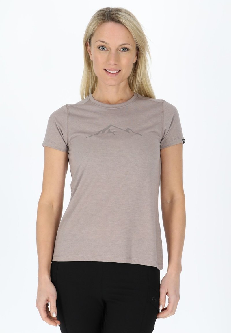 Lys brunt kortærmet t-shirt med rund hals, prydet med en subtil bjerggrafik i en mørkere nyanse. Glat tekstur og tætsiddende design.