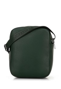 Borsa a tracolla verde in pelle con finitura testurizzata, forma quadrata, tracolla regolabile e tasca laterale con zip. Branding discreto sulla tracolla.