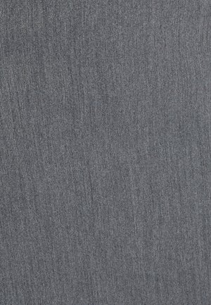 Denimstof in een middelmatig blauwgrijze kleur met een subtiele textuur. De weving toont verfijnde details die typisch zijn voor katoenen denim.