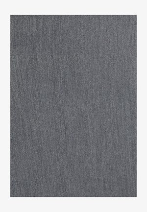 Denimstof in een middelmatig blauwgrijze kleur met een subtiele textuur. De weving toont verfijnde details die typisch zijn voor katoenen denim.