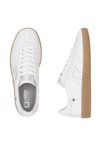 Baskets blanches en cuir lisse avec une semelle en caoutchouc gomme, dotées d'un bout arrondi, de lacets classiques et d'un détail logo sur le côté.