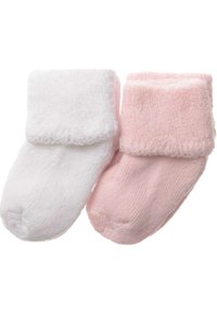 Ein Paar weiche Babysocken: eine weiße und eine hellrosa, beide mit umgeschlagenem Bündchen und strukturiertem Strickstoff.