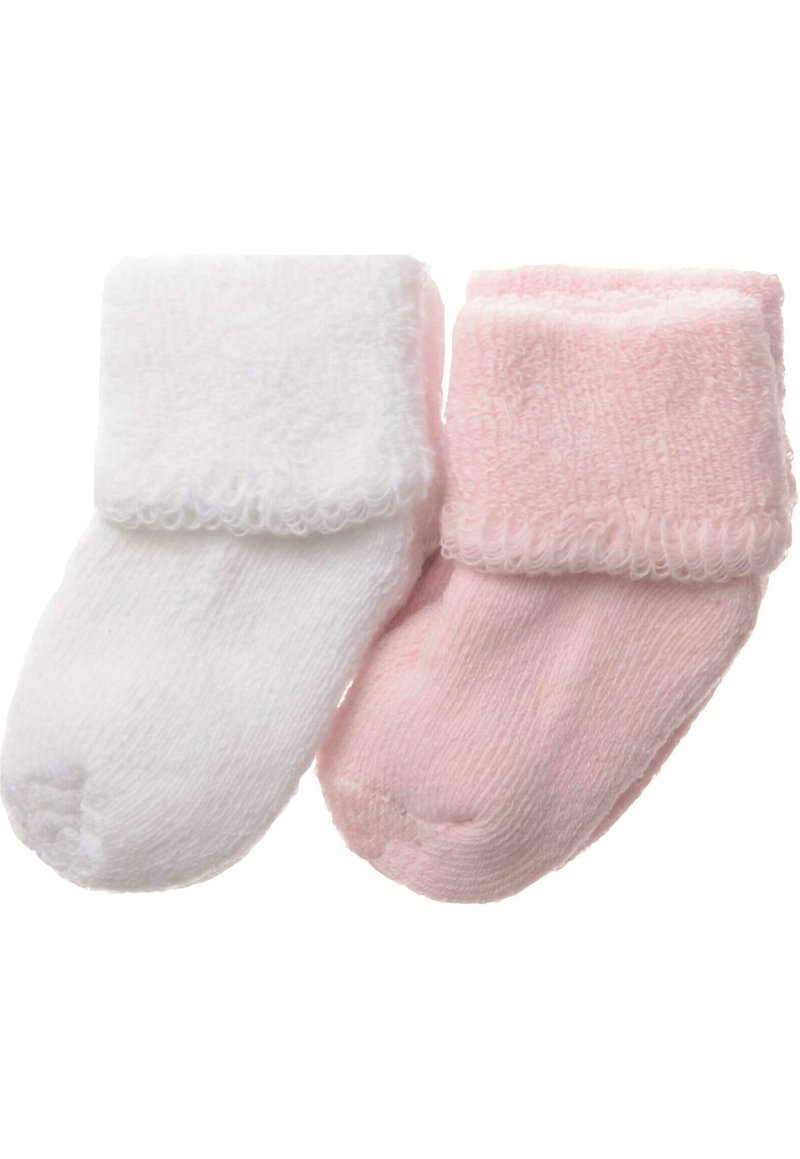 Ein Paar weiche Babysocken: eine weiße und eine hellrosa, beide mit umgeschlagenem Bündchen und strukturiertem Strickstoff.