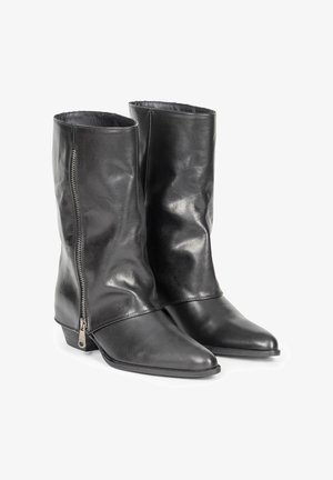 Czarne skórzane buty z zakończeniem w szpic, sięgające do połowy łydki, o gładkiej fakturze i wszytym suwak z boku. Projekt jest nowoczesny i elegancki.