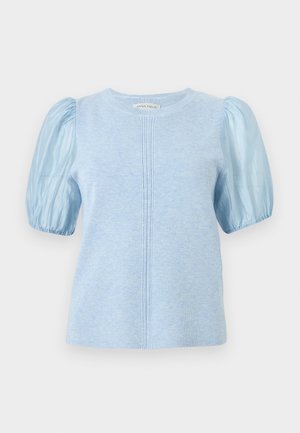 Helehall sinine lühikeste varrukatega pluus, millel on tekstureeritud kootud kehaosa ja läikivad turtsuvad varrukad elastsest mansetiga, ümarsikku kaelus ning vertikaalne õmblusdetail ees.